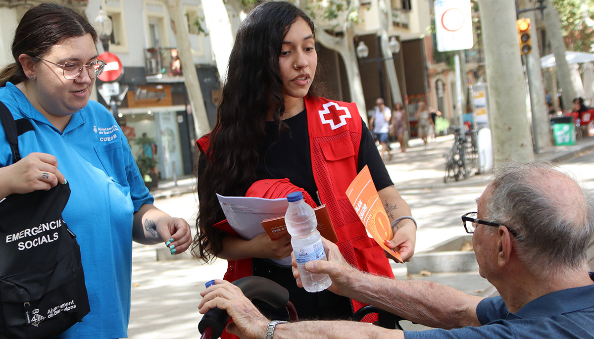 socialpuntcat's tweet photo. La calor urbana castiga les persones grans i les ciutats no estan preparades per a aquesta problemàtica. @UOCesalut | https://t.co/NHYHxmOgWI https://t.co/uVMsZzzsam https://t.co/CBTu23Hek3