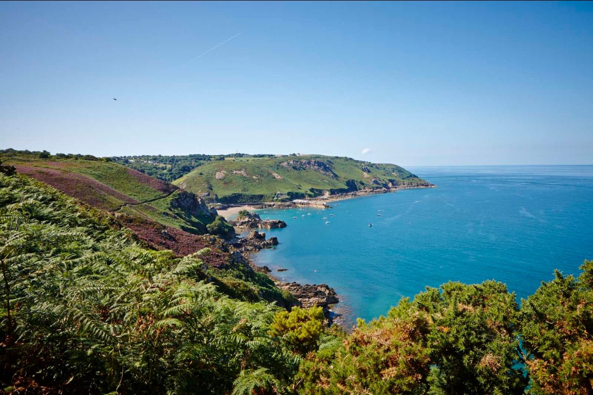 Did you know about the U.S. plane that went down near the Channel Islands?

Read the article here: beachesofnormandy.com/didyouknow/Did…

Explore our London to Channel Islands Tour: beachesofnormandy.com/tour/london-ch…

Photo: Bouley Bay off Jersey, the area where the plane sank (Credit: Visit Jersey)