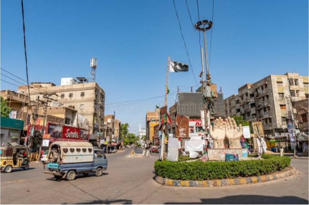 shaherawan1's tweet image. "سوائے محبت کے وہاں اور کچھ نہیں
اک شہر مشہور ہے حیدرآباد کے نام سے"
ٹھنڈی راتوں کا شہر میرا حیدرآباد ❤️
میرے بچپن لڑکپن اور نوجوانی کی یادوں کا شہر♥️
جہاں میں نے آدھی پوری تعلیم مکمل کی۔
جہاں میرے بچپن لڑکپن نوجوانی کے دوست آج بھی میرے دوست ہیں ❤️
جہاں والدین آسودہ خاک ہیں♥️