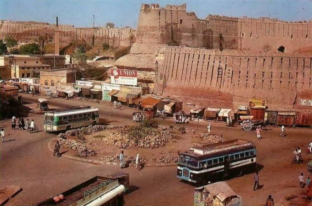shaherawan1's tweet image. "سوائے محبت کے وہاں اور کچھ نہیں
اک شہر مشہور ہے حیدرآباد کے نام سے"
ٹھنڈی راتوں کا شہر میرا حیدرآباد ❤️
میرے بچپن لڑکپن اور نوجوانی کی یادوں کا شہر♥️
جہاں میں نے آدھی پوری تعلیم مکمل کی۔
جہاں میرے بچپن لڑکپن نوجوانی کے دوست آج بھی میرے دوست ہیں ❤️
جہاں والدین آسودہ خاک ہیں♥️
