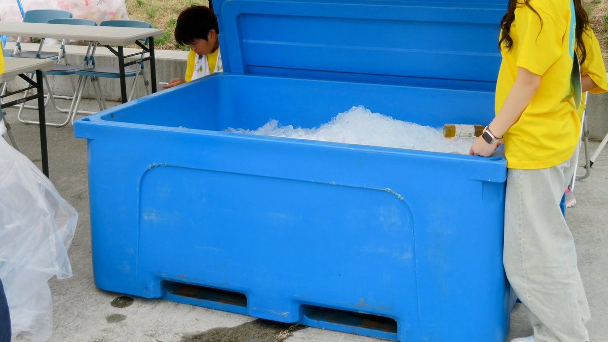 getureigo's tweet image. #おながわみなと祭り でこの時期ありがたかったのが無料の氷配布
いつも大量に氷を使う港町ならではの取り組み
頭にのせたり脇に挟んだりと熱中症対策には効果抜群