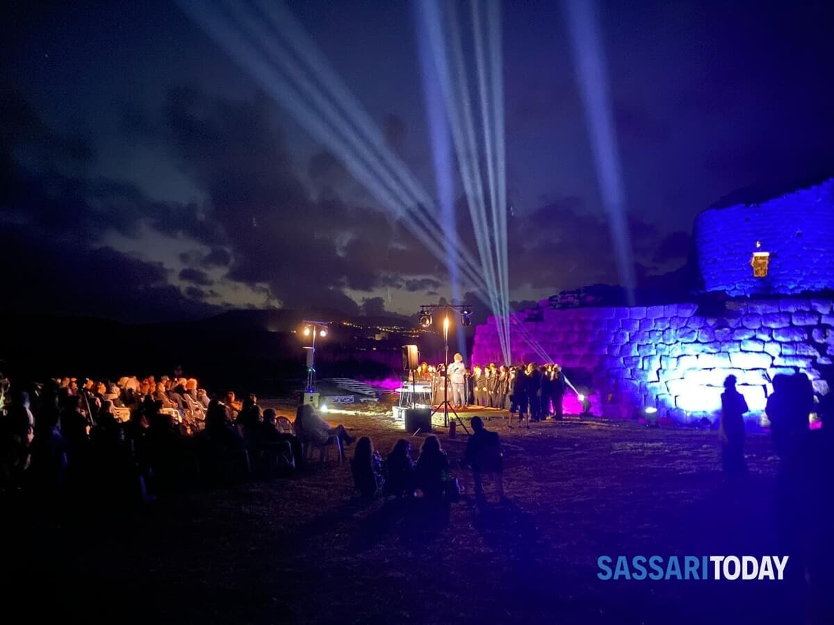 SassariToday's tweet image. Moses Concas e i cori sassaresi sfidano il meteo e conquistano il pubblico: il trionfo del Festival delle Bellezze ift.tt/QJsxCvD