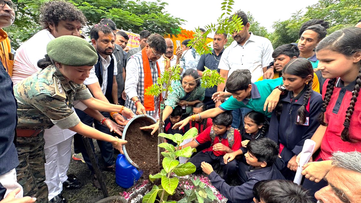 Kailash Vijayvargiya (@kailashonline) on Twitter photo рдЗрдВрджреМрд░ рд╕реНрд╡рдЪреНрдЫрддрд╛ рдХреЗ рд╕рд╛рде рдЕрдкрдиреЗ рд╕рдВрд╕реНрдХрд╛рд░реЛрдВ, рд╕рд╛рдорд╛рдЬрд┐рдХ рдЪреЗрддрдирд╛ рдФрд░ рдЬрдирднрд╛рдЧреАрджрд╛рд░реА рдореЗрдВ рдорд┐рд╕рд╛рд▓ рдмрди рдЪреБрдХрд╛ рд╣реИред рд╣рдо рдЗрдВрджреМрд░ рдХреЛ рд╡рд┐рдХрд╛рд╕ рдореЗрдВ рднреА рдирдВрдмрд░ 1 рдмрдирд╛рдиреЗ рдХреЗ рд▓рд┐рдП рд╕рдВрдХрд▓реНрдкрд┐рдд рд╣реИрдВред
рдЗрд╕реА рд╕рдВрдХрд▓реНрдк рдХреЛ рд╕рд╛рдХрд╛рд░ рдХрд░рдиреЗ рдХреА рджрд┐рд╢рд╛ рдореЗрдВ рдЖрдЬ рд╡рд┐рдзрд╛рдирд╕рднрд╛ рдХреНрд╖реЗрддреНрд░ рдХреНрд░рдорд╛рдВрдХ 1 рдХреЗ рд╡рд╛рд░реНрдб 15 рдореЗрдВ рдЖрдпреЛрдЬрд┐рдд рдХрд╛рд░реНрдпрдХреНрд░рдо рдореЗрдВ рдкреНрд░рддрд┐рднрд╛рдЧ рдХрд░ рд╕реНрд╡рдЬрдиреЛрдВ рд╕реЗ рднреЗрдВрдЯ рдЗрдВрджреМрд░ рд╕реНрд╡рдЪреНрдЫрддрд╛ рдХреЗ рд╕рд╛рде рдЕрдкрдиреЗ рд╕рдВрд╕реНрдХрд╛рд░реЛрдВ, рд╕рд╛рдорд╛рдЬрд┐рдХ рдЪреЗрддрдирд╛ рдФрд░ рдЬрдирднрд╛рдЧреАрджрд╛рд░реА рдореЗрдВ рдорд┐рд╕рд╛рд▓ рдмрди рдЪреБрдХрд╛ рд╣реИред рд╣рдо рдЗрдВрджреМрд░ рдХреЛ рд╡рд┐рдХрд╛рд╕ рдореЗрдВ рднреА рдирдВрдмрд░ 1 рдмрдирд╛рдиреЗ рдХреЗ рд▓рд┐рдП рд╕рдВрдХрд▓реНрдкрд┐рдд рд╣реИрдВред
рдЗрд╕реА рд╕рдВрдХрд▓реНрдк рдХреЛ рд╕рд╛рдХрд╛рд░ рдХрд░рдиреЗ рдХреА рджрд┐рд╢рд╛ рдореЗрдВ рдЖрдЬ рд╡рд┐рдзрд╛рдирд╕рднрд╛ рдХреНрд╖реЗрддреНрд░ рдХреНрд░рдорд╛рдВрдХ 1 рдХреЗ рд╡рд╛рд░реНрдб 15 рдореЗрдВ рдЖрдпреЛрдЬрд┐рдд рдХрд╛рд░реНрдпрдХреНрд░рдо рдореЗрдВ рдкреНрд░рддрд┐рднрд╛рдЧ рдХрд░ рд╕реНрд╡рдЬрдиреЛрдВ рд╕реЗ рднреЗрдВрдЯ