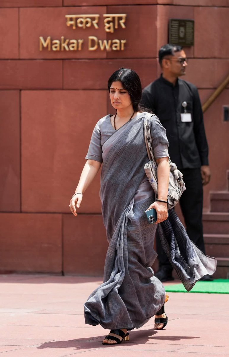 poojashukla04's tweet image. इस समाज में हर परिवर्तनकारी मजबूत महिला को अपमानित करने के लिए हर संभव प्रयास किए जाते है , कभी शब्दों से कभी अपने व्यवहार से लेकिन जिनकी प्रेरणा स्तोत्र ही सावित्री बाई फुले हो उनके इरादे और उनका मनोबल इतना बुलंद होता है जो किसी कथन से नहीं गिरता है बल्कि गिराने वालो का पतन…