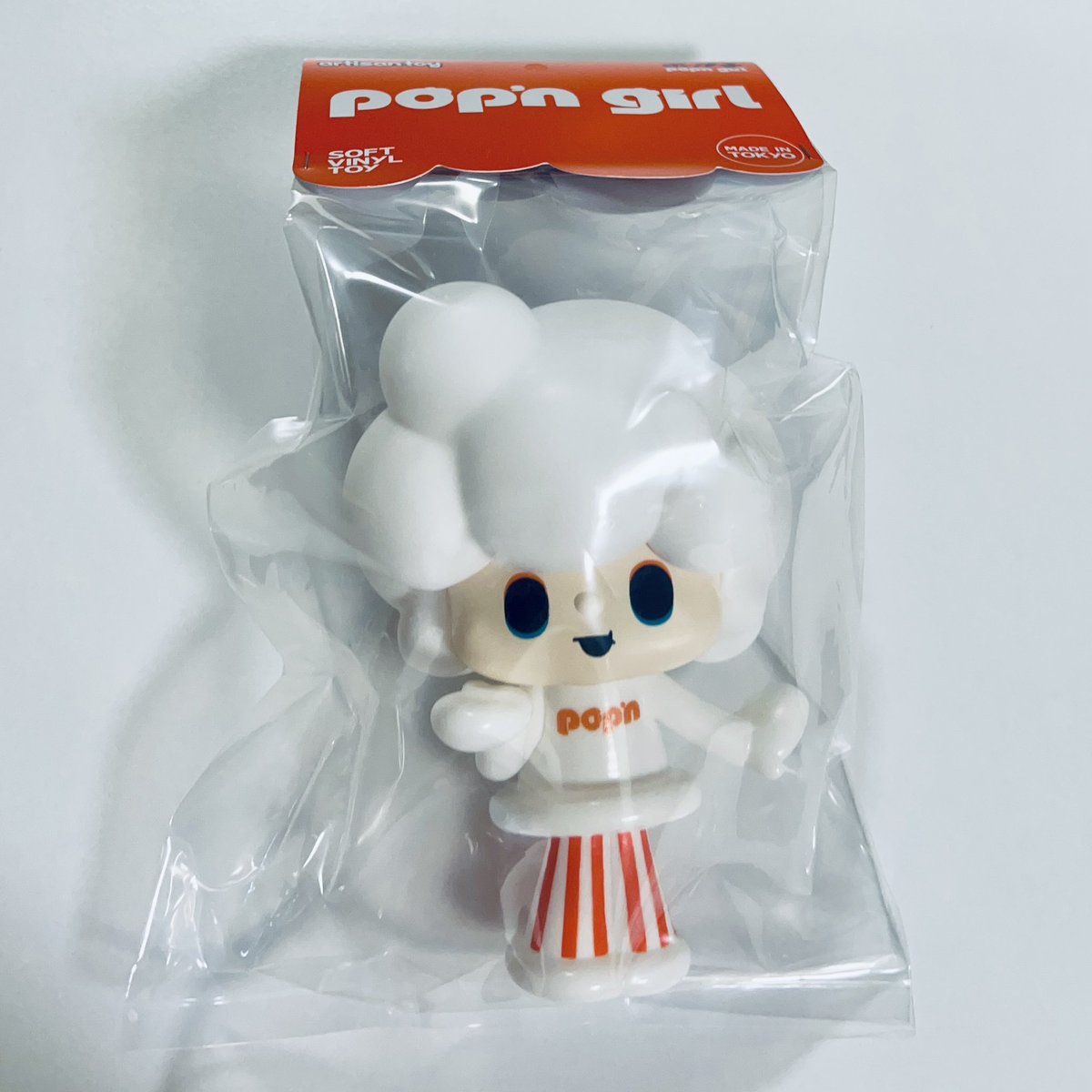 _placebo_'s tweet photo. PansonWorksさんの新作ソフビ
『ポップ子』が届いた！
思ってた通りめっちゃかわいい♪

フィギュアにハマったきっかけが
PansonWorksさんのワンピースソフビで、
今でもずっと好き！

壁一面もう飾るとこがほぼ無いけど
なんとか入れ込む！笑

#PansonWorks
#ポップ子
#ソフビ https://t.co/1ANFcDk3yU