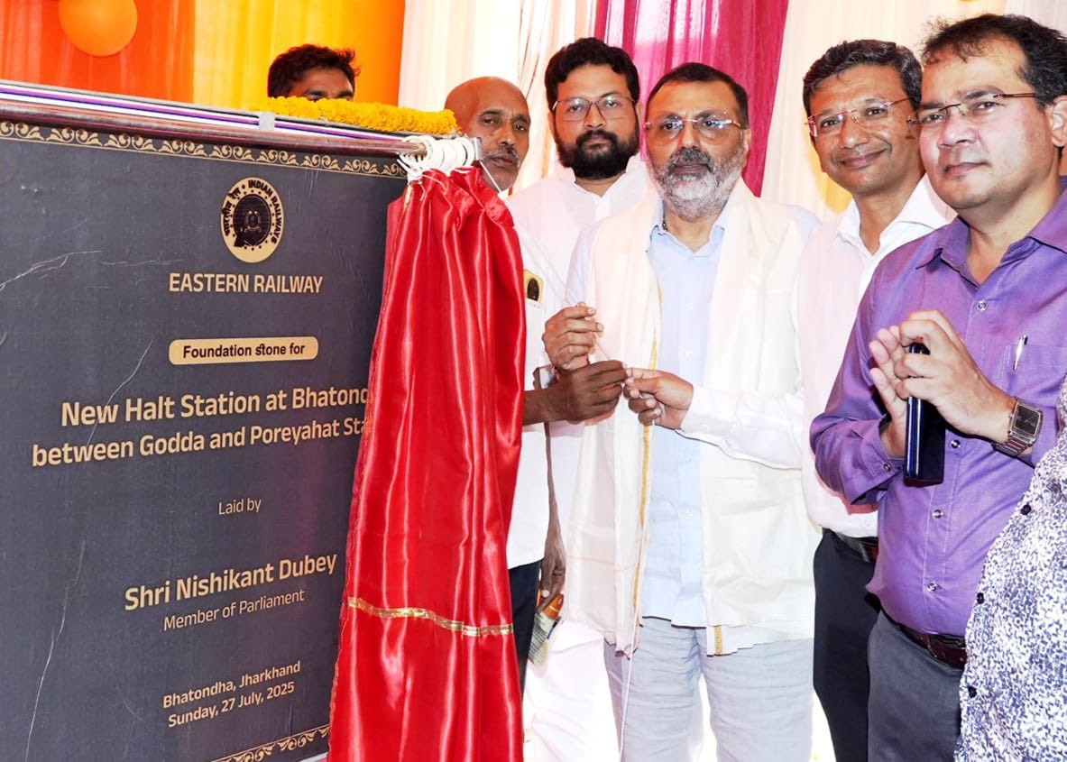drmmalda's tweet photo. Foundation stone laying ceremony of new Bhatondha Halt Station, located between Godda and Poreyahat under Malda Division.

#IndianRailways #MaldaDivision #BhatondhaHalt #RailConnectivity #DRMMalda #RailwayDevelopment https://t.co/gFYGbcfPCN