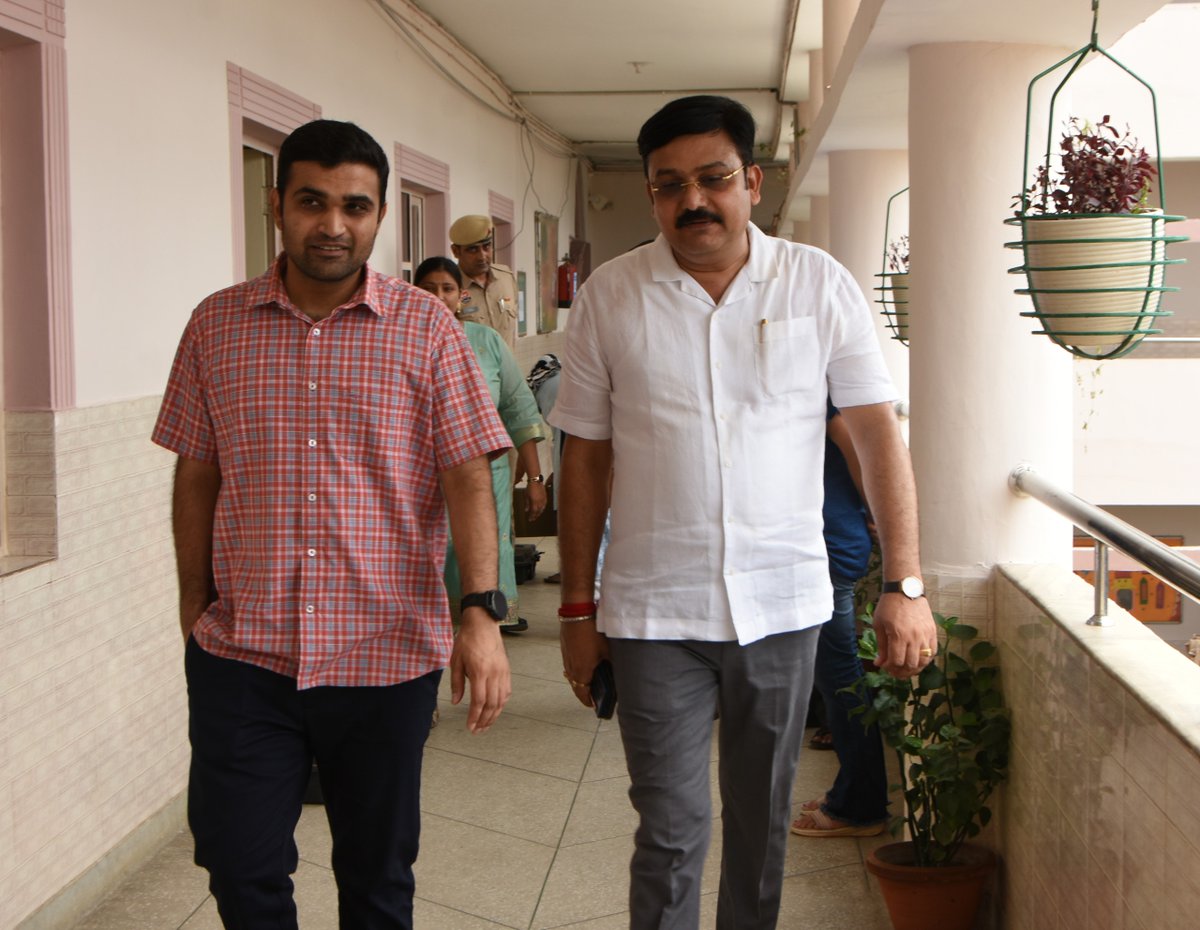 DC Faridabad (@dc_faridabad) on Twitter photo #Information | Deputy Commissioner <a href="/vikramyadav/">Vikram Yadav IAS</a> and HSSC member Bhupender Singh inspected the examination centres set up at DC Model, St. Anthony, and Divine Public School located in Sector-9, Faridabad.
#CET2025 #CETHaryana #Faridabad #Haryana #Information | Deputy Commissioner <a href="/vikramyadav/">Vikram Yadav IAS</a> and HSSC member Bhupender Singh inspected the examination centres set up at DC Model, St. Anthony, and Divine Public School located in Sector-9, Faridabad.
#CET2025 #CETHaryana #Faridabad #Haryana