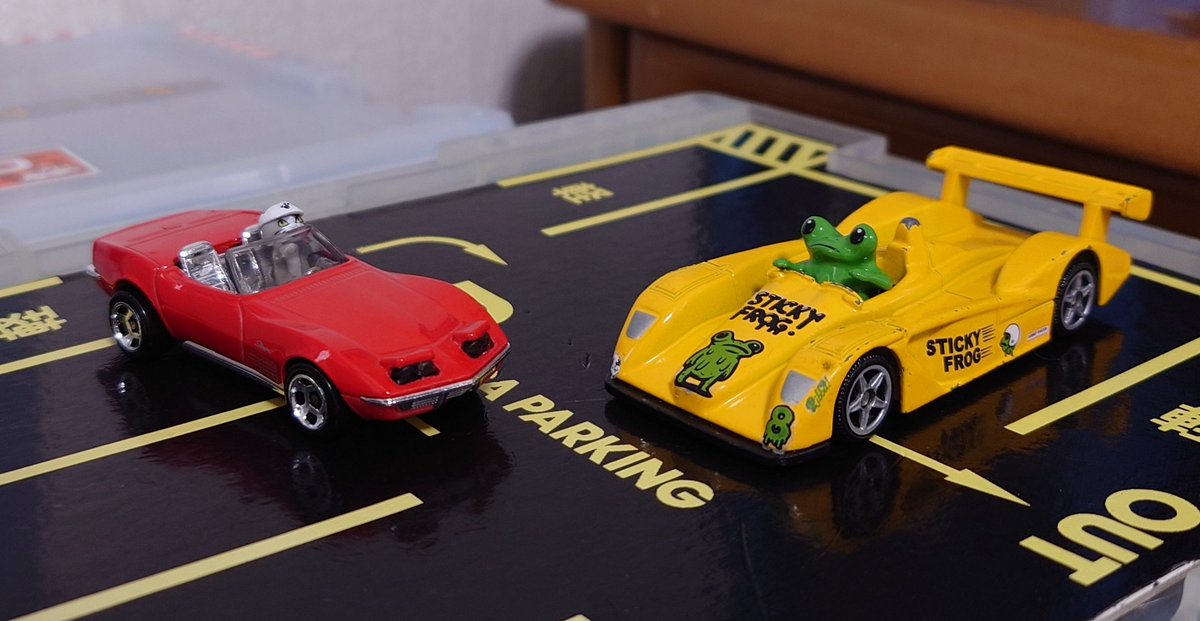 fudgebitter's tweet image. 3インチミニカーに対応したグッズ、スティッキーフロッグさんのドライバーカールくんとトイズキャビンさんの1/64仕事猫のクロスオーバー。KONAMIで開催されている超高速レースの世界 youtu.be/zMT18HLW68k?si… で対決だ。
#DriverCarl #STICKYFROG #仕事猫
ホットウィールとSIKUの対決でもあったり