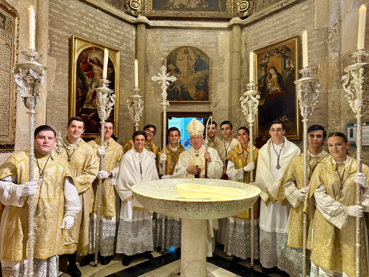Acólitos de la <a href="/EspDeTriana/">Esperanza de Triana</a> en la función en honor a Santa Ana celebrada en la <a href="/SantaAnaTriana/">Real Parroquia de Señora Santa Ana</a> presidida por nuestro <a href="/ArzobispoSaiz/">José Ángel Saiz Meneses</a>