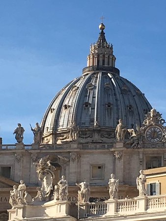 Roma è la capitale del mondo! In questo luogo si riallaccia l'intera storia del mondo, e io conto d'essere nato una seconda volta,  d'essere davvero risorto, il giorno in cui ho messo piede a Roma.
Goethe ~Viaggio in Italia 

#ViaggiDAutore