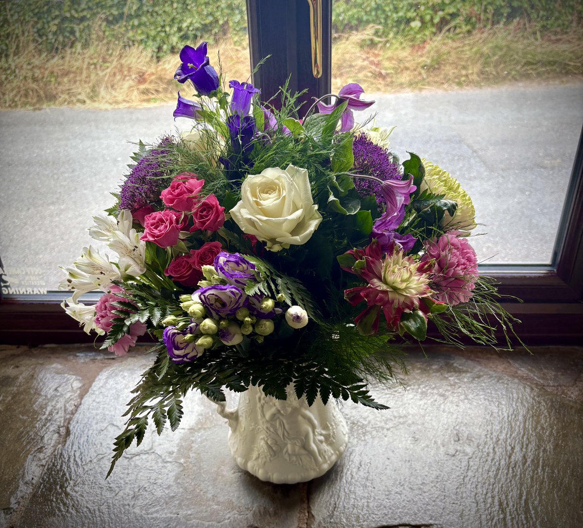 #LoveisKindDay. Today my pawrents celebrate their wedding anniversary. The Capt’n sent flowers. Mum often says, ‘O Romeo, Romeo! wherefore art thou Romeo?’ He’s usually on the #GoodShipFiona 😹🌹⛵️ #ShakespeareSunday #cats #CatsOfTwitter