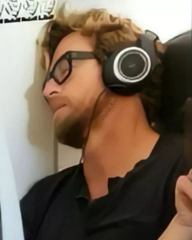 TM_Tribute's tweet photo. #simonbaker sleeping during a flight in 2016 #thementalist #thementalistserie ❤️❤️ https://t.co/95Z81lT7pv