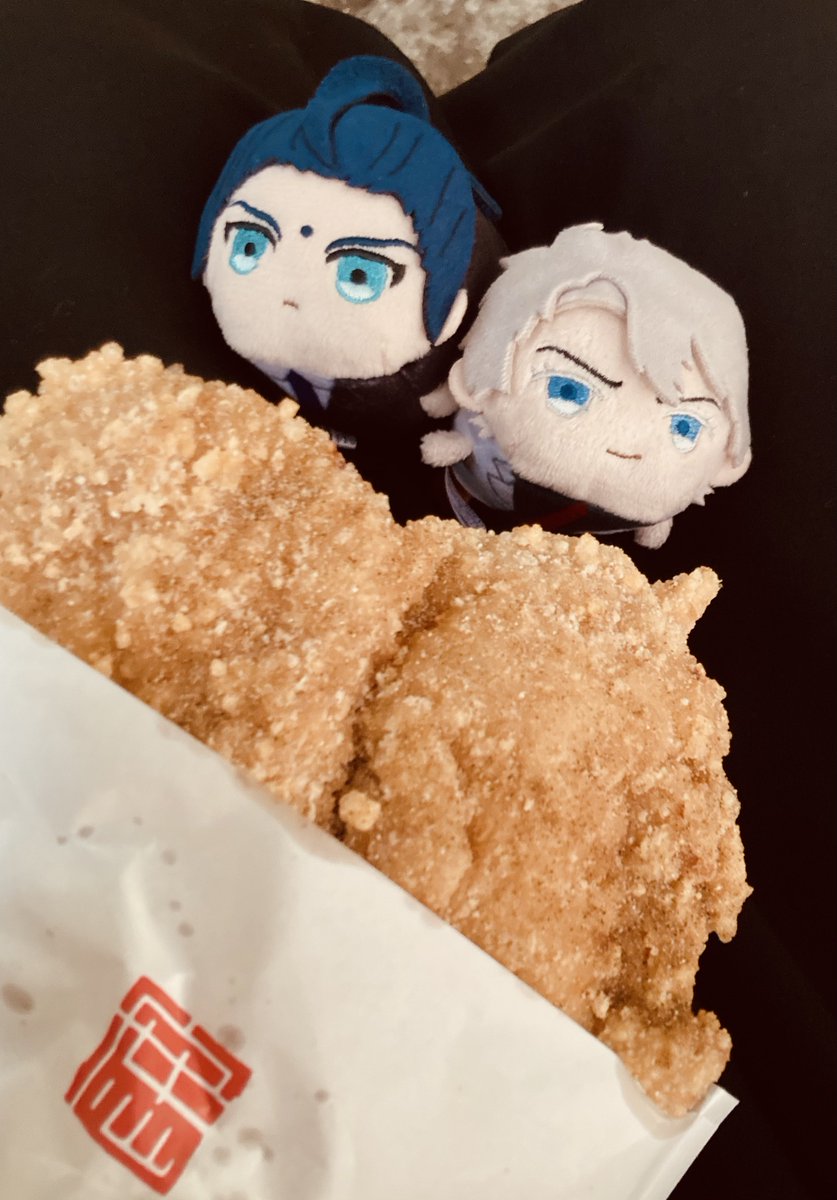 pochikohouse's tweet image. コレ俺らよりおっきくなーい？な炸鶏排と巨悪ちゃん🍗