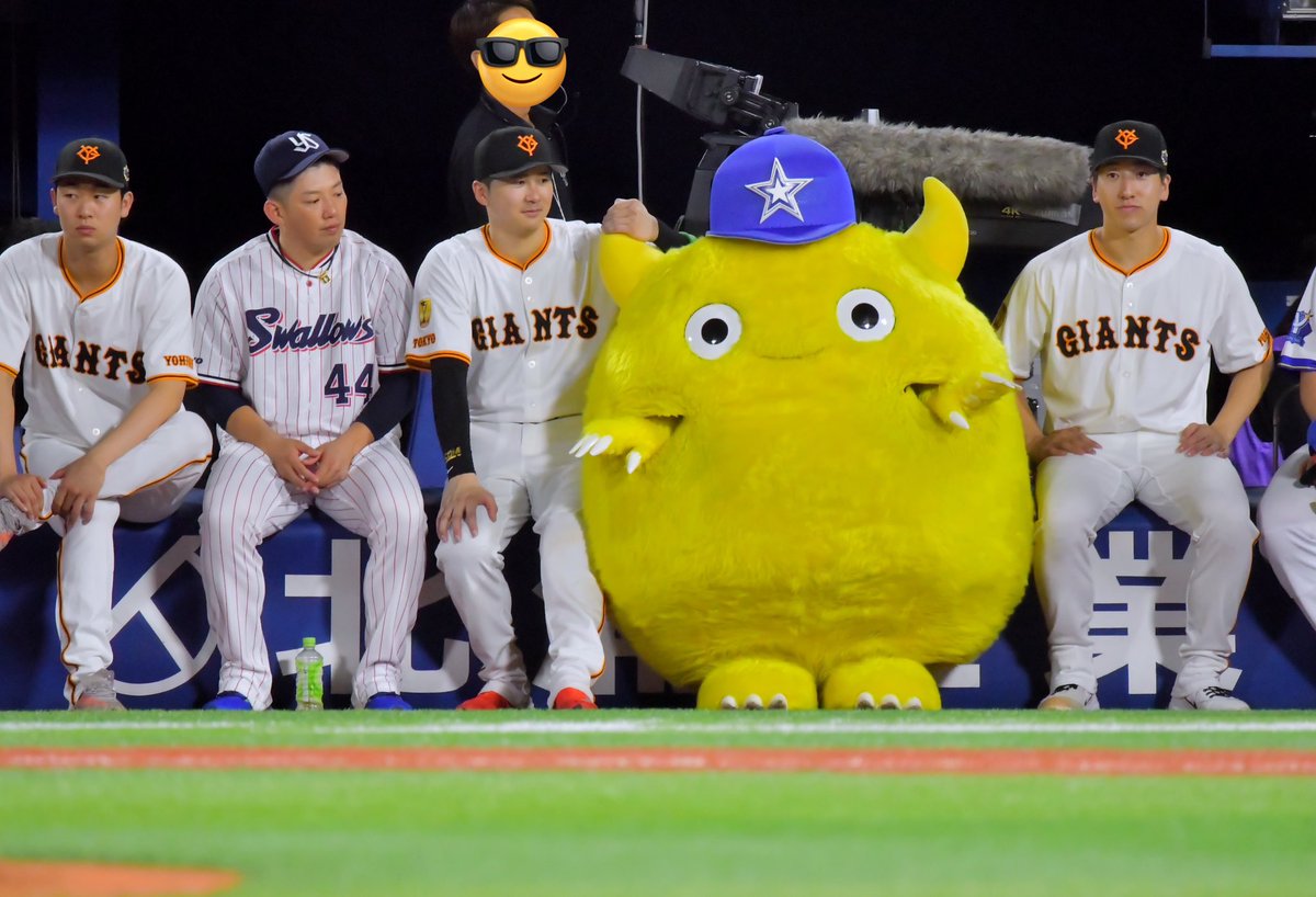ssyk0531's tweet image. そして巨人の選手にもみくちゃにされる毛玉