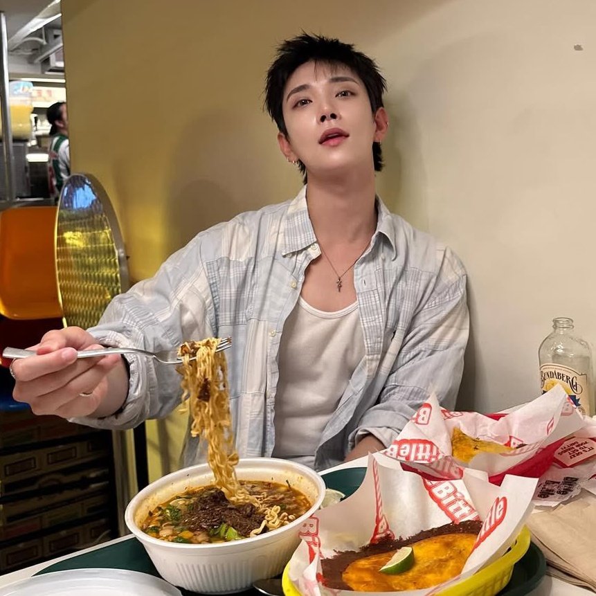 endlessstory_YH's tweet photo. 🥢 https://t.co/y3nAYdi9FK