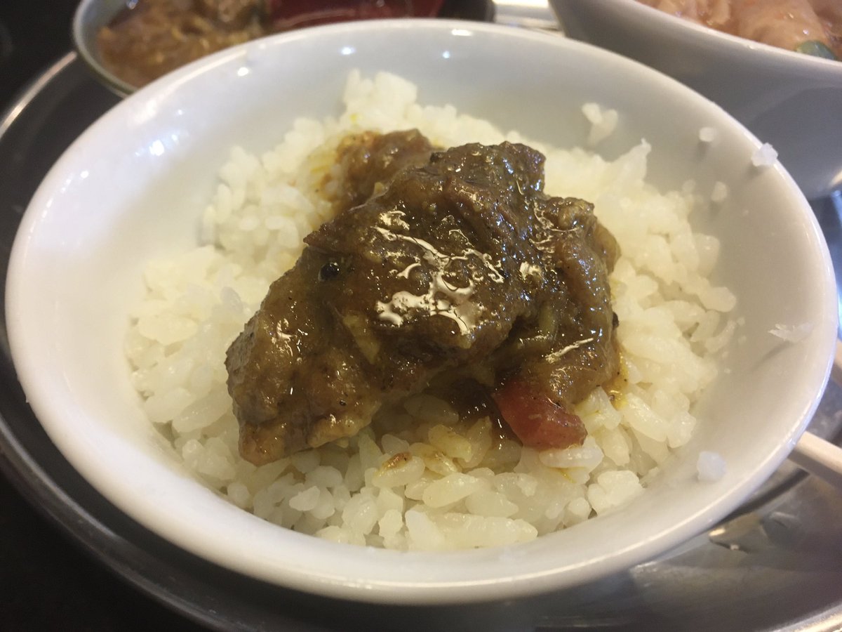 nanashi_mewota's tweet image. もつ煮込み大+ごはん大+牛アキレス&カッパのミニカレールー1700円
もつに辛味噌…米と無限ループ。
上半分やっつけやっと出番。
スパイス香るビーフカレー。
これ一品でも勝負できる完成度。
良いと思えば即取り入れるフッ軽さは傍から見ても痛快でした。
約3年お疲れ様でした。
@upper_left_24