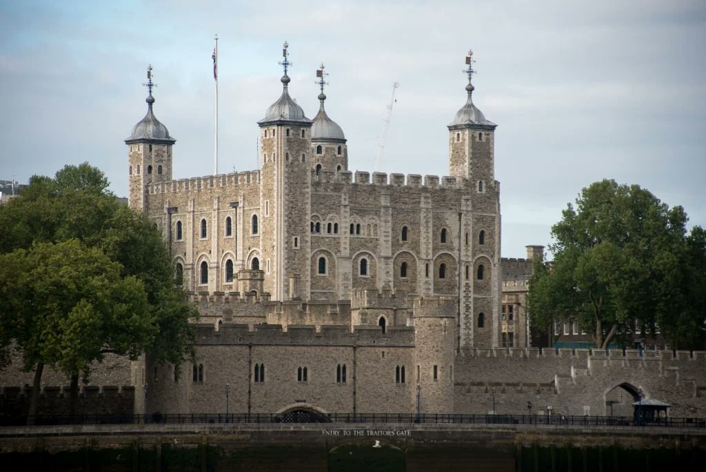 Tower of London Yields Secrets in First Excavation in 30 Years: Researchers may have found evidence of the chapel's 12th-century origins. news.artnet.com/art-world/towe… <a href="/artnet/">Artnet</a> #Archaeology