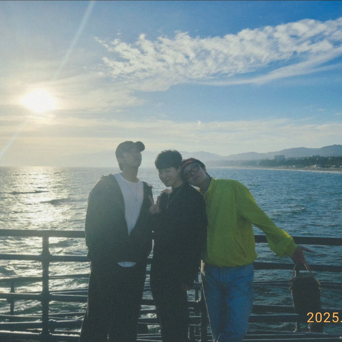 vanteuree's tweet image. why does this look like one of those family photos everyone has in their house