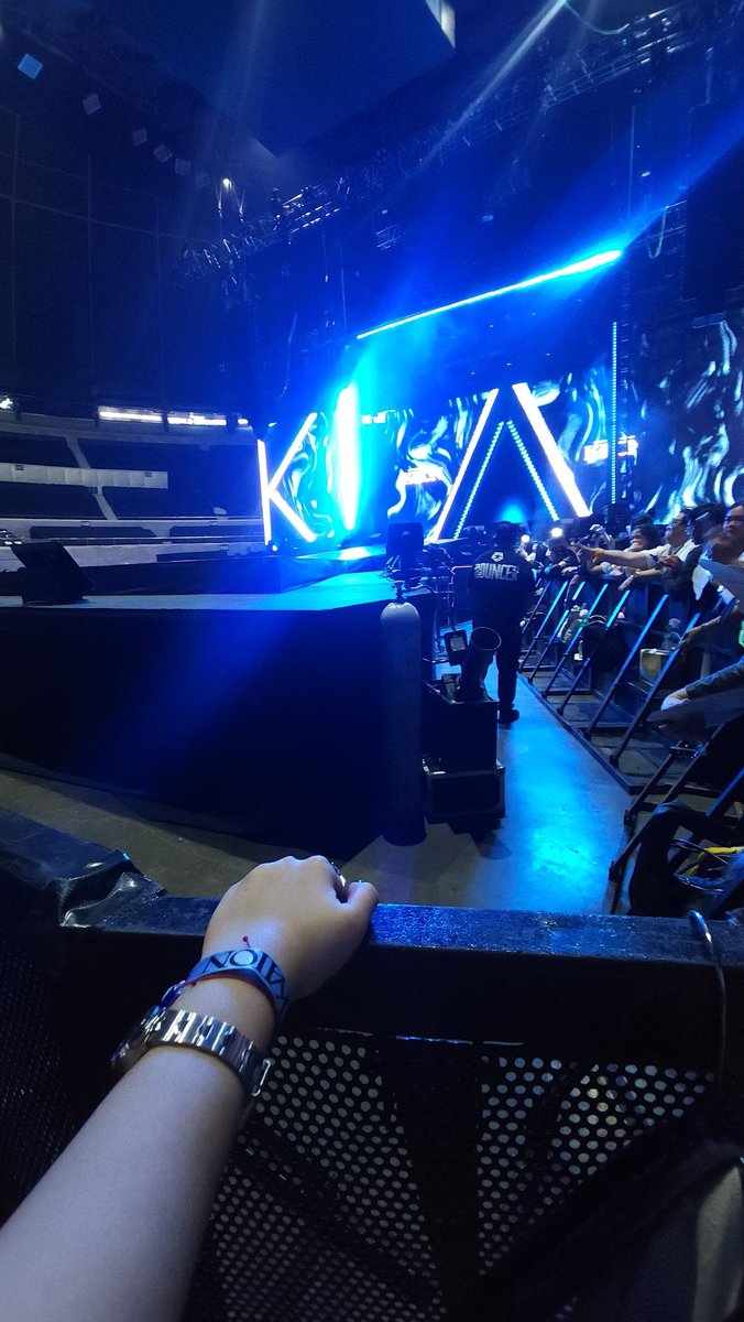 ziniEGG's tweet image. Barricade for #KAIONinManila