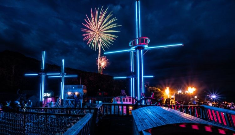 VisitIOW's tweet image. Summer Fest at @BlackgangChine 🎇
Get ready to dance the night away as the family party returns to Blackgang Chine for summer 2025! Watch as the sun sets behind the cliffs and Blackgang Chine sparks to life every Wednesday evening between 30th July and 27th August.…