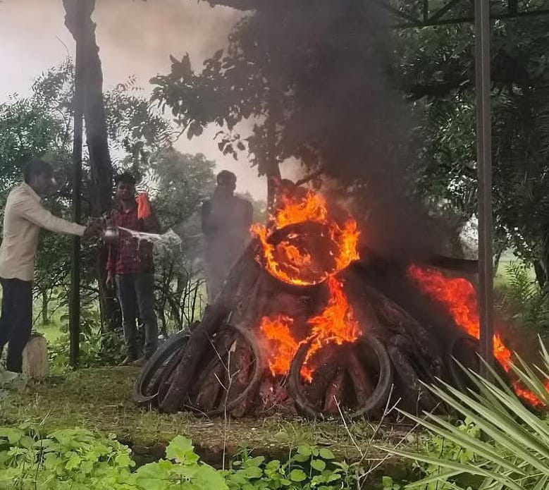 MahilaCongress's tweet image. भाजपा शासित राजस्थान में सरकारी स्कूल की छत गिरने से कई बच्चों की मौत हुई!
भाजपा सिर्फ़ बहानेबाजी में लगी रही और अपनी जिम्मेदारियों और जवाबदेही से बचती ररही।
अफ़सोस और शर्म की बात यह भी है कि संवेदनहीन डबल इंजन ने बच्चों के अंतिम संस्कार की व्यवस्था तक नहीं की और गरीब परिवारों…