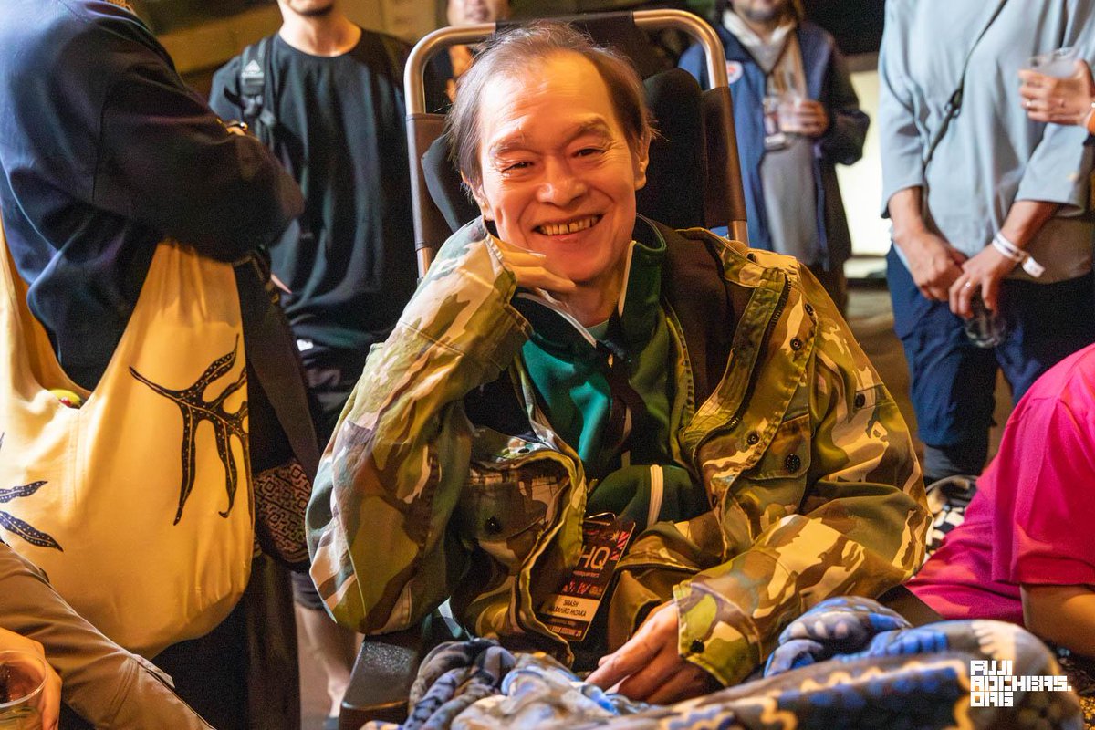 fujirockexpress's tweet image. 【MORE FUN】「日高さん発見！！」

〜笑顔を見せてくれました〜

26日(土)夜のどん吉パークにて、日高さんを発見。
USのライブが終わったタイミングで、緊張しながら声を掛けた。

「オルグです、写真を撮らせてください！」
日高さんは迷ったような笑顔で、斜め下を向いて笑っている。…