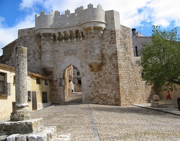 Saboraocio's tweet image. Conjunto Histórico de #Hita
.
De su rico pasado medieval destacamos la Iglesia Parroquial de San Juan, de origen mudéjar, que guarda un magnífico artesonado del s. XVI, y la Puerta o Arco de Santa María. Más información y planes en #Saboraocio 👉👉👉 cutt.ly/8tS66uD