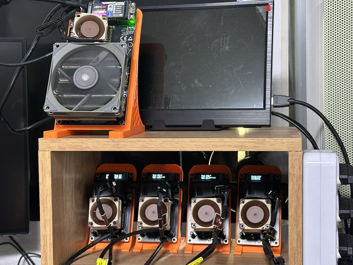 64bitcoinkr's tweet image. 이번주에 위에 있는 nerdqaxe++ 한대 더 도착 예정