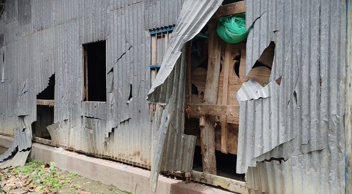 মাদারীপুরে অবৈধ বালু উত্তোলনের প্রতিবাদ করায় বাড়িঘর ভাঙচুর ও লুটপাট