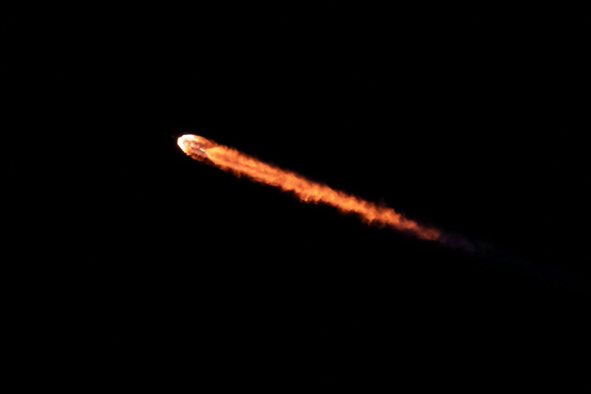 Kosmo_Michal's tweet image. V 06:31 SELČ odstartovala ze vzletové rampy SLC-4E na kosmodromu Vandenberg nosná raketa Falcon 9 s 24 družicemi Starlink V2 Mini. První stupeň B1075 přistál na mořském prámu OCISLY v Tichém oceánu a bylo to jeho 19. úspěšné použití.