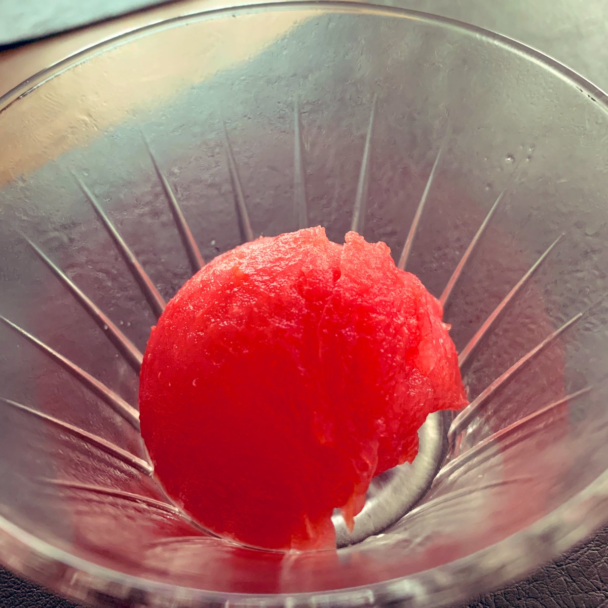 red_Bloblobber's tweet image. これは、ただのスイカを凍らせただけのスイカシャーベット🍉