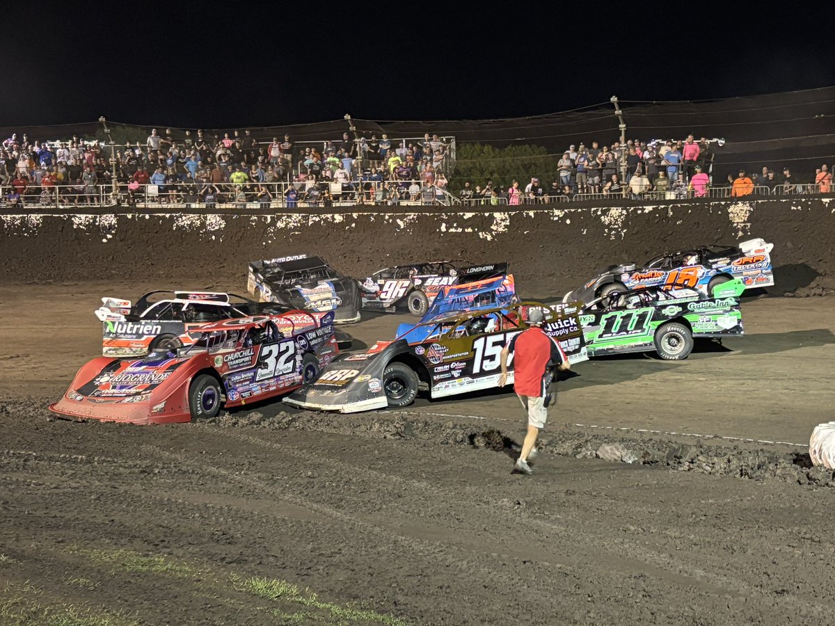 WoOLateModels's tweet image. Big pileup on the restart!
Pierce, Davenport, Marlar and more are all in it!