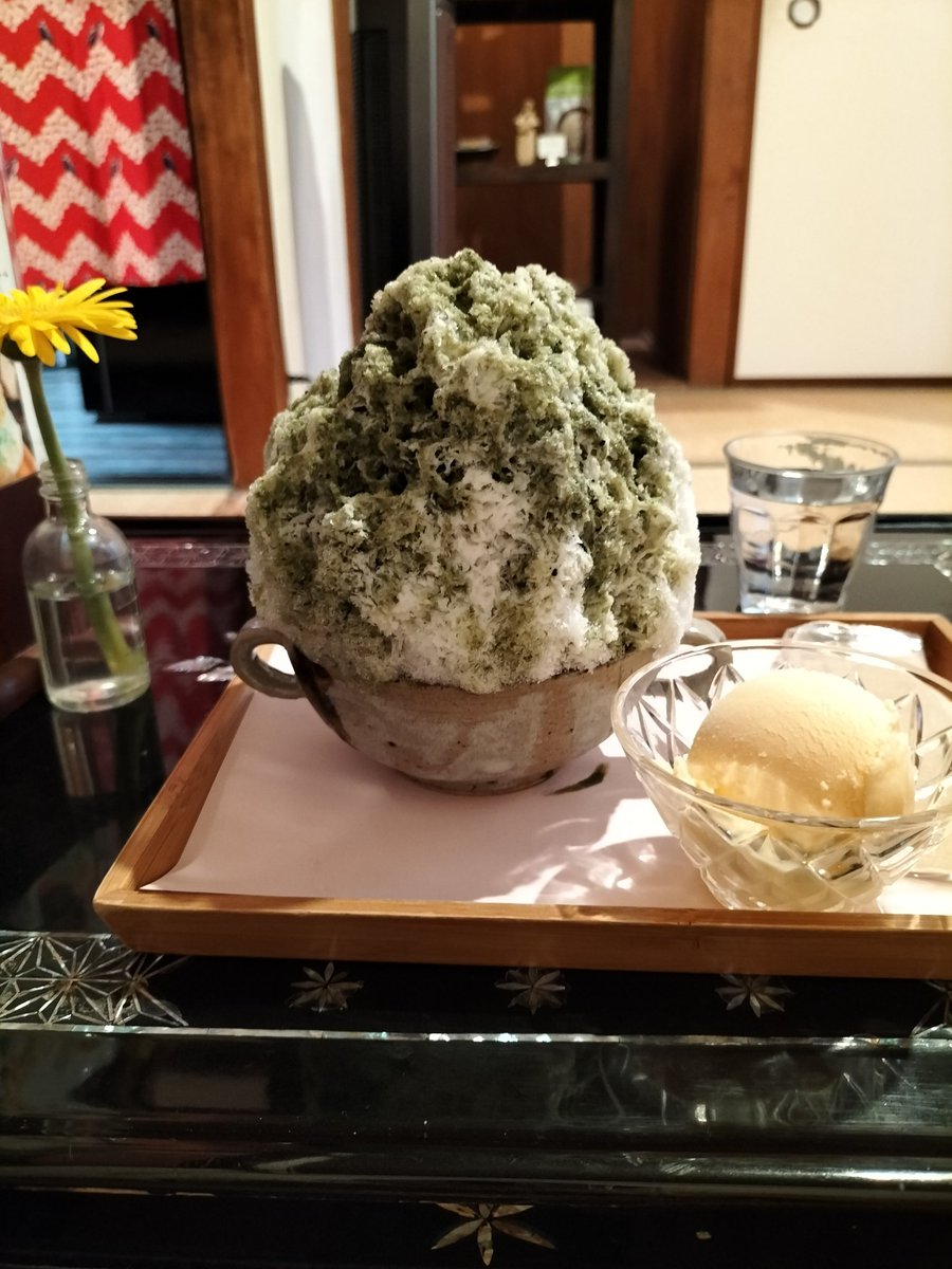 MMm5938's tweet image. かき氷が食べたいのだけど
異常な並び時間やら何やらで、近頃ものすごく難易度の高いミッションになっている
3軒巡ってやっとありつけた
宇治抹茶金時ミルク、無添加バニラアイストッピング
暑さの中から来て、ほっとひと息😊
一軒家のお店、天井の造りに注目
赤坂迎賓館和風別邸と同じ技法に見える