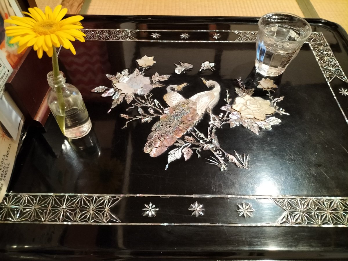 MMm5938's tweet image. かき氷が食べたいのだけど
異常な並び時間やら何やらで、近頃ものすごく難易度の高いミッションになっている
3軒巡ってやっとありつけた
宇治抹茶金時ミルク、無添加バニラアイストッピング
暑さの中から来て、ほっとひと息😊
一軒家のお店、天井の造りに注目
赤坂迎賓館和風別邸と同じ技法に見える