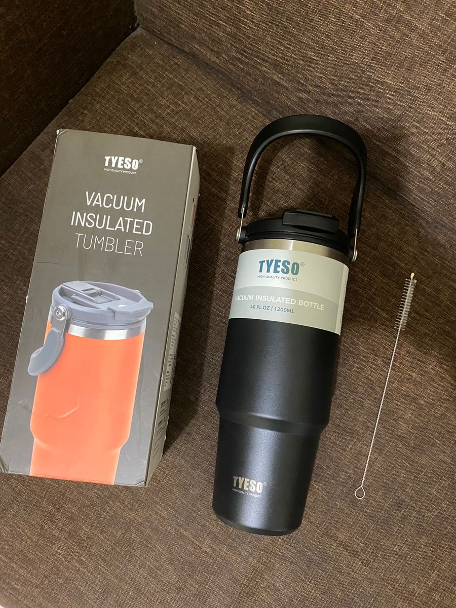 srunama's tweet photo. WTS Tyeso 1200ML Tumbler 

- Include Karet Tatakan Bawah &amp; Sikat

Kondisi Baru. Alasan dijual Karena Size Terlalu Besar. 

Untuk Harga 180k

#wts #wtb #tumbler https://t.co/EvNWxrGW5u
