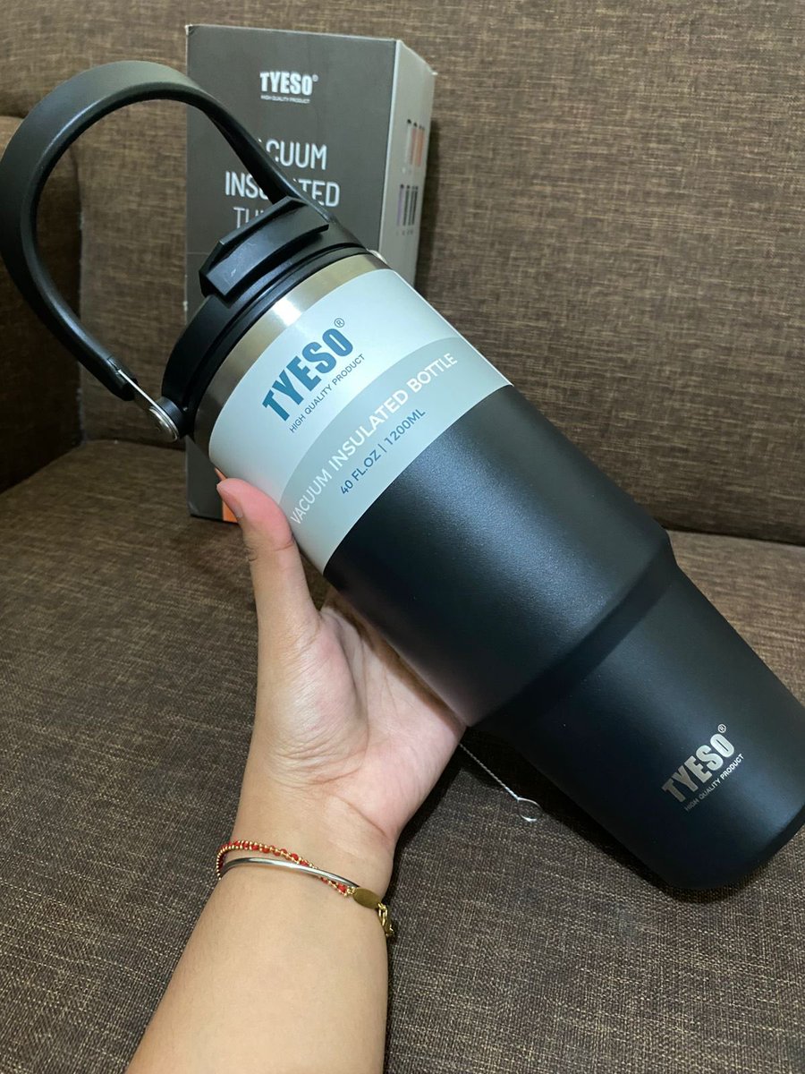 srunama's tweet photo. WTS Tyeso 1200ML Tumbler 

- Include Karet Tatakan Bawah &amp; Sikat

Kondisi Baru. Alasan dijual Karena Size Terlalu Besar. 

Untuk Harga 180k

#wts #wtb #tumbler https://t.co/EvNWxrGW5u