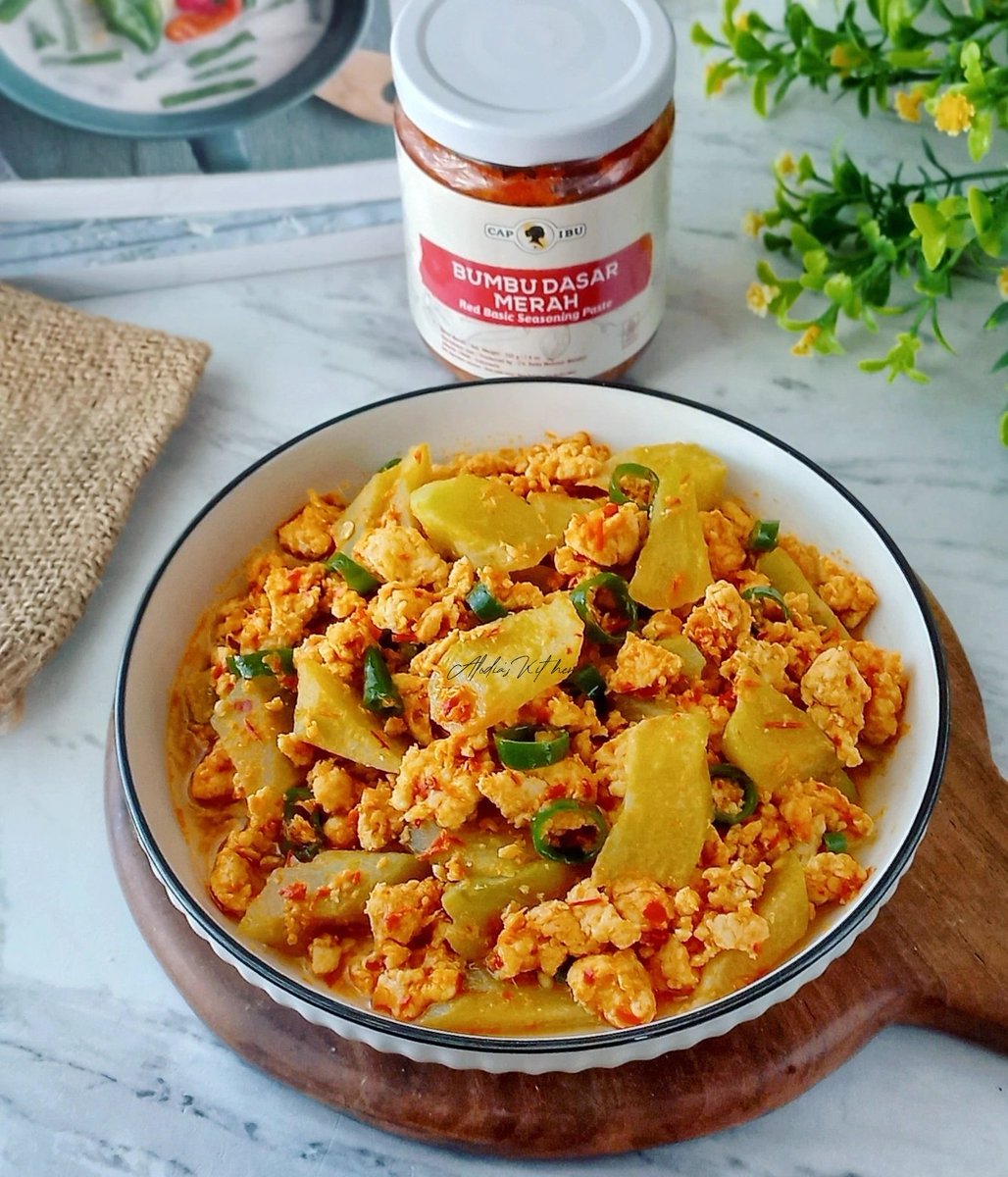 WiniYlt's tweet photo. Hari ini masak satset dan enak karena masaknya pake bumbu siap pakai Cap Ibu. Ada bumbu dasar merah, kuning, hijau dan putih. Ini aku pake bumbu dasar merah buat masak sambal ayam cincang labu siam. Bumbunya tanpa pengawet dan udah ada rasa asin gurih dr garam himalaya https://t.co/vR7MoDZe9k