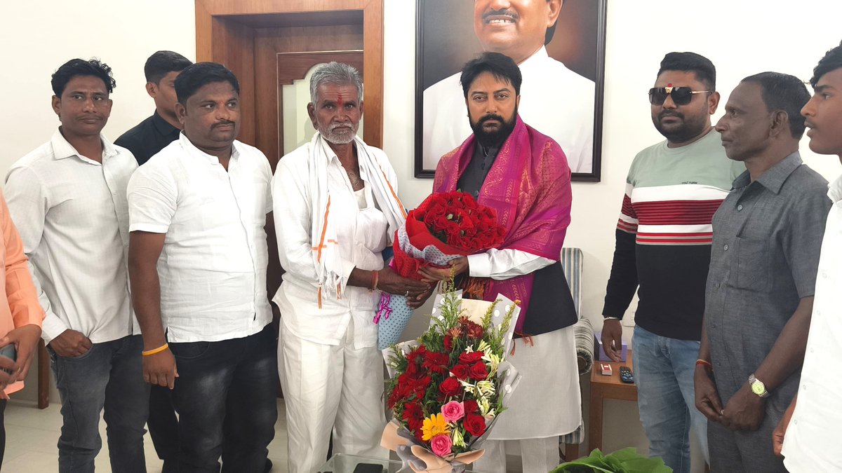 MeDeshmukh's tweet image. आज बाभळगाव येथे लातूर शहर , ग्रामीण व जिल्ह्यातील काँग्रेस पदाधिकारी, नागरीकांच्या भेटी घेवून संवाद साधला व सत्काराचा स्विकार केला.
.
.
#DhirajVilasraoDeshmukh #DhirajDeshmukh #LaturGramin #Latur #Babhalgaon #Maharashra
.
.
@INCMaharashtra