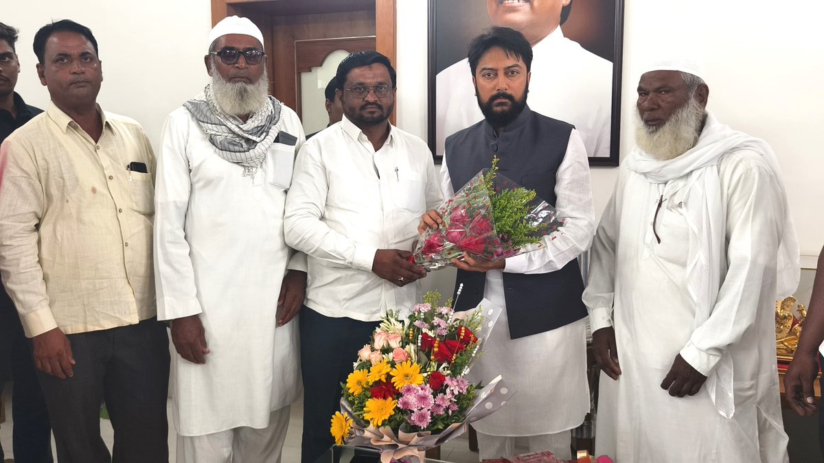 MeDeshmukh's tweet image. आज बाभळगाव येथे लातूर शहर , ग्रामीण व जिल्ह्यातील काँग्रेस पदाधिकारी, नागरीकांच्या भेटी घेवून संवाद साधला व सत्काराचा स्विकार केला.
.
.
#DhirajVilasraoDeshmukh #DhirajDeshmukh #LaturGramin #Latur #Babhalgaon #Maharashra
.
.
@INCMaharashtra