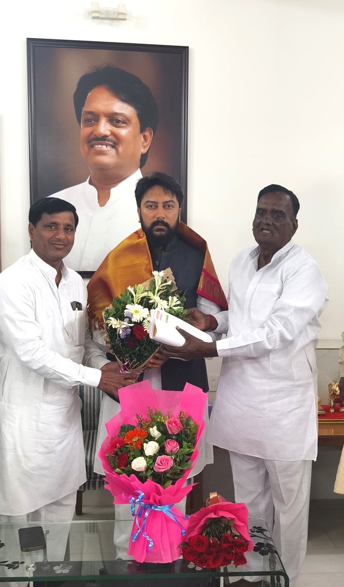 MeDeshmukh's tweet image. आज बाभळगाव येथे लातूर शहर , ग्रामीण व जिल्ह्यातील काँग्रेस पदाधिकारी, नागरीकांच्या भेटी घेवून संवाद साधला व सत्काराचा स्विकार केला.
.
.
#DhirajVilasraoDeshmukh #DhirajDeshmukh #LaturGramin #Latur #Babhalgaon #Maharashra
.
.
@INCMaharashtra