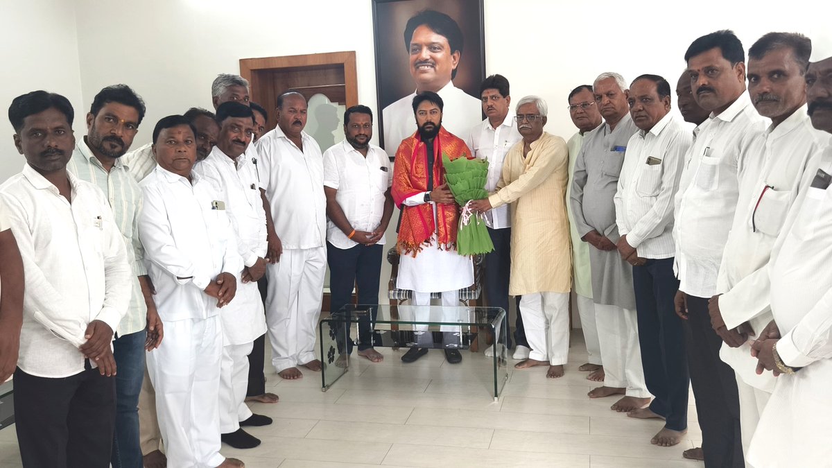 MeDeshmukh's tweet image. आज बाभळगाव येथे लातूर शहर , ग्रामीण व जिल्ह्यातील काँग्रेस पदाधिकारी, नागरीकांच्या भेटी घेवून संवाद साधला व सत्काराचा स्विकार केला.
.
.
#DhirajVilasraoDeshmukh #DhirajDeshmukh #LaturGramin #Latur #Babhalgaon #Maharashra
.
.
@INCMaharashtra