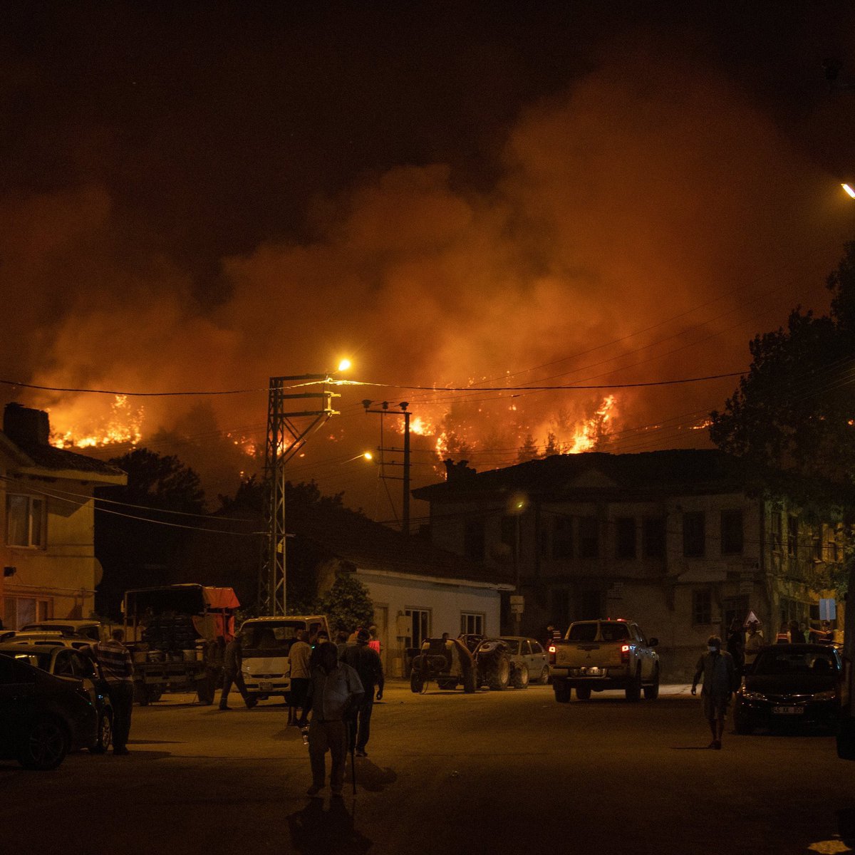 Türkiye Cumhuriyeti Devleti sadece 2025 yılında 15 trilyon lira vergi topluyor. 

Yangın oluyor, devlet yok.
Deprem oluyor, devlet yok.
Sel oluyor, devlet yok.

Vatandaşın hiçbir zor anında yanında olmayacaksa, biz bu devlete niçin vergi ödüyoruz?
