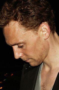 binestom's tweet image. #HappyBubble picture of the day
#TomHiddleston 

Facial features.