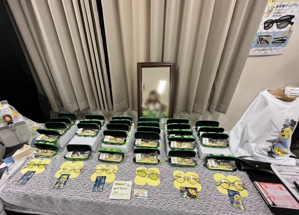 elmpc's tweet image. ふなっしーLAND備前長船店コラボ商品。
メガネは信頼の鯖江メイド。デザインのバリエーションも豊富で迷いますね。レンズをサングラス用に買えても👍
玉鋼の質感を再現したフレームに
「行の倶利伽羅龍」を特殊印刷した逸品も登場。モード感たっぷりで、おしゃれな本梨さんにもお似合いですよね