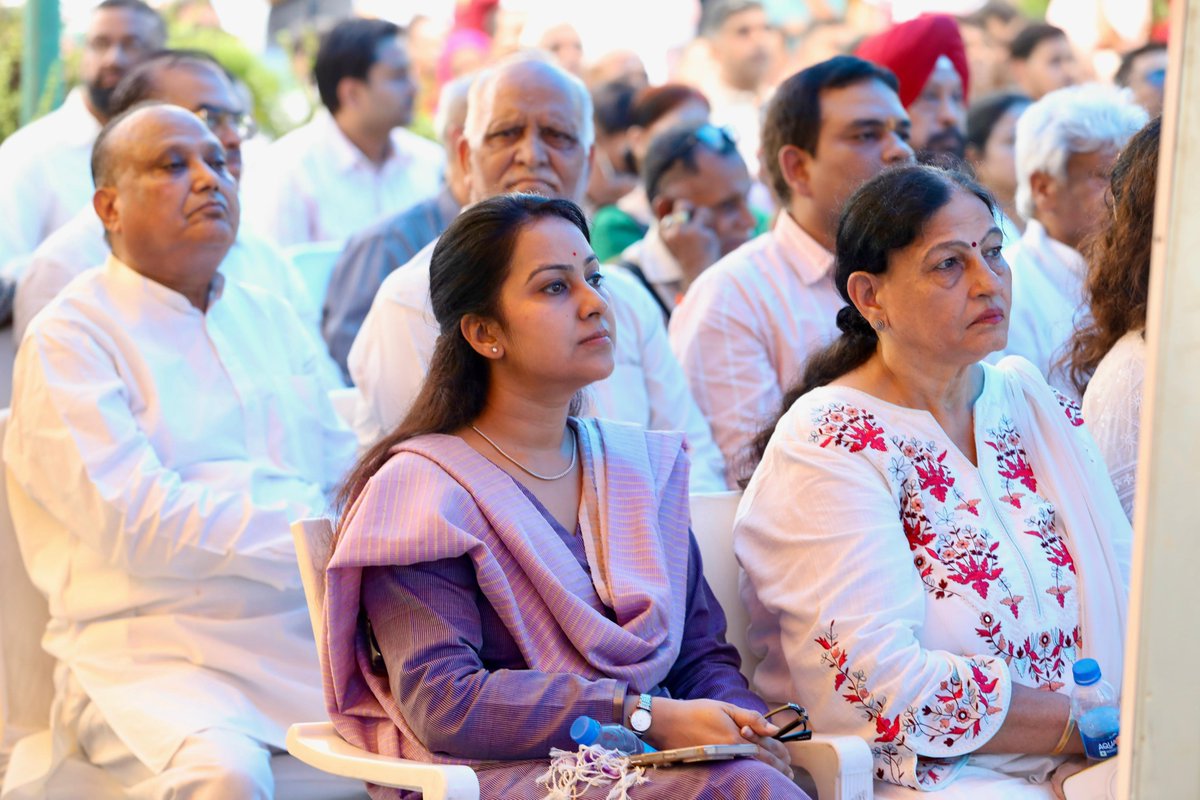 Ipriyalbhardwaj's tweet image. आज डिफेन्स  कॉलोनी  क्लब c बूथ  नंबर  70 में  मा॰ प्रधानमंत्री श्री नरेंद्र मोदी जी के 124वें प्रेरणादायी ‘मन की बात’ को सुना।   #MannKiBaat