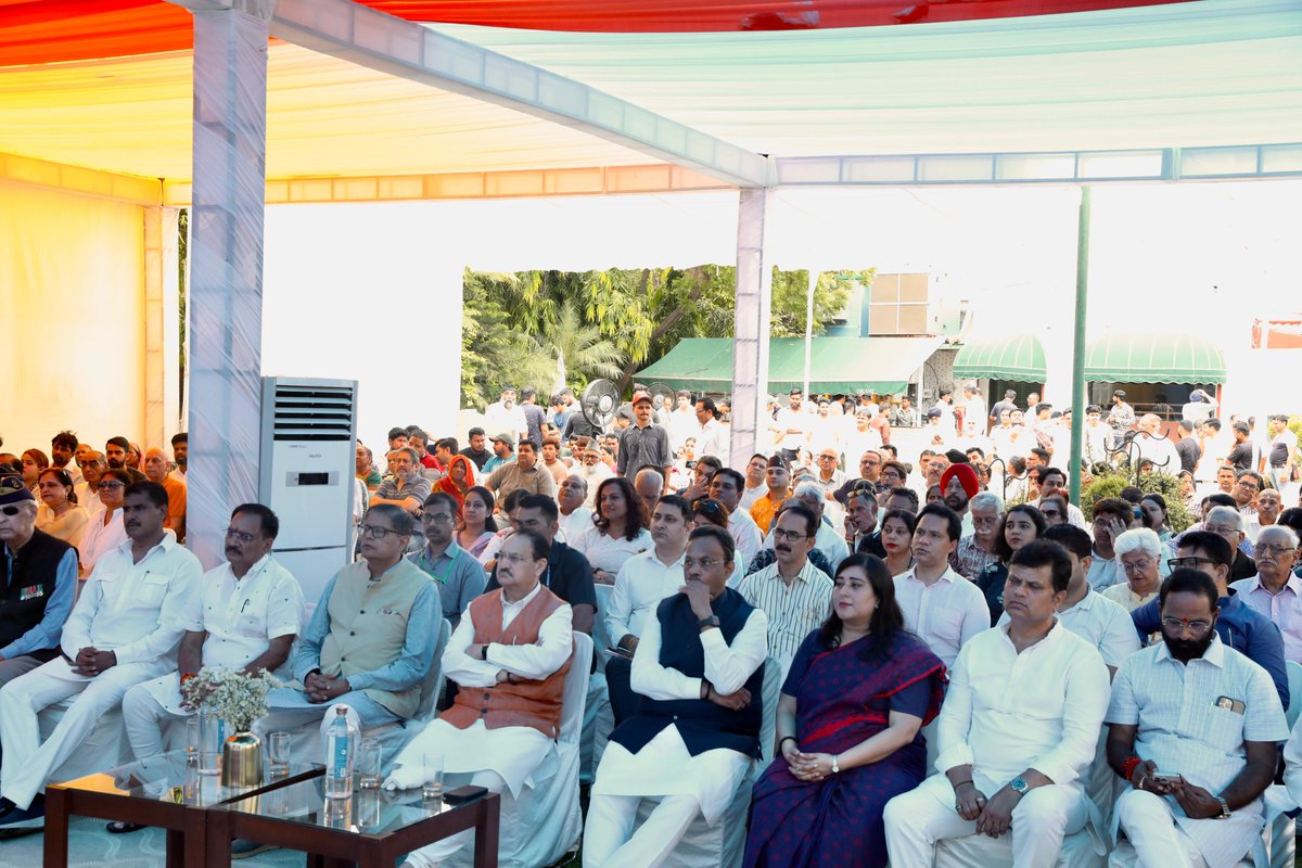 Ipriyalbhardwaj's tweet image. आज डिफेन्स  कॉलोनी  क्लब c बूथ  नंबर  70 में  मा॰ प्रधानमंत्री श्री नरेंद्र मोदी जी के 124वें प्रेरणादायी ‘मन की बात’ को सुना।   #MannKiBaat