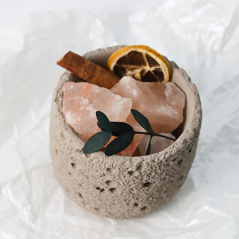 ⛰ [Mountain Fragrance｜The healing universe on the desk]
Cement as the base, natural crystal as the peak⛰
Drop two drops of bergamot essential oil and instantly awaken the entire forest🌿