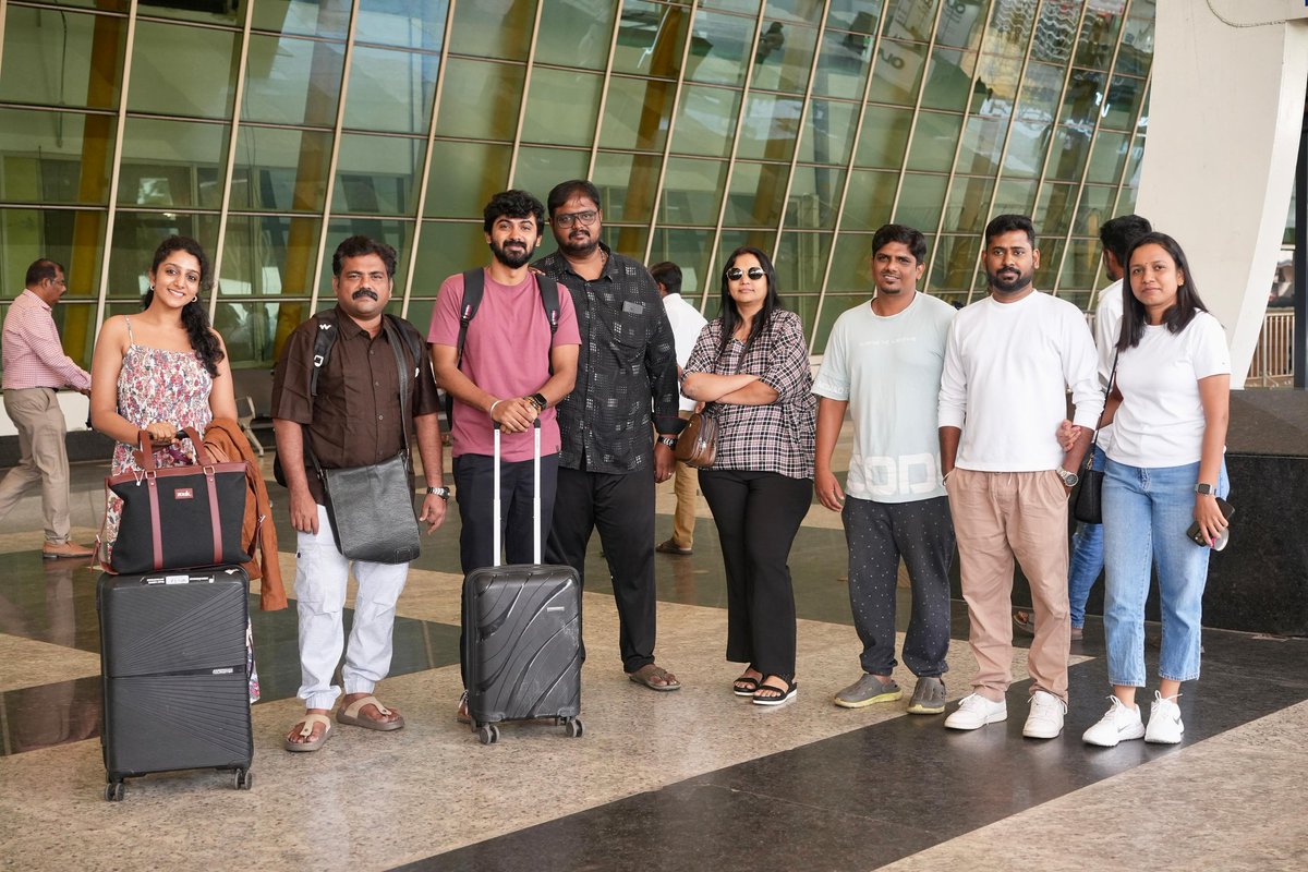 Sugumar_Tweetz's tweet image. #HouseMates Team at Coimbatore 😎
#Sivakarthikeyan Presents 💥
August 1 Release ✅