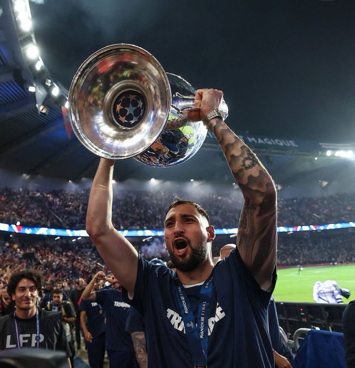 RaphChader's tweet image. Voici mon avis sur le cas Donnarumma ⬇️
Si toutes les infos sont vraies, ce sera la continuité de ce qu’il l’avait propulsé à signer LIBRE au PSG au détriment de la Juve, quelqu’un qui agit pour son propre intérêt.
C’est le seul joueur à n’avoir pas accepté le système de…
