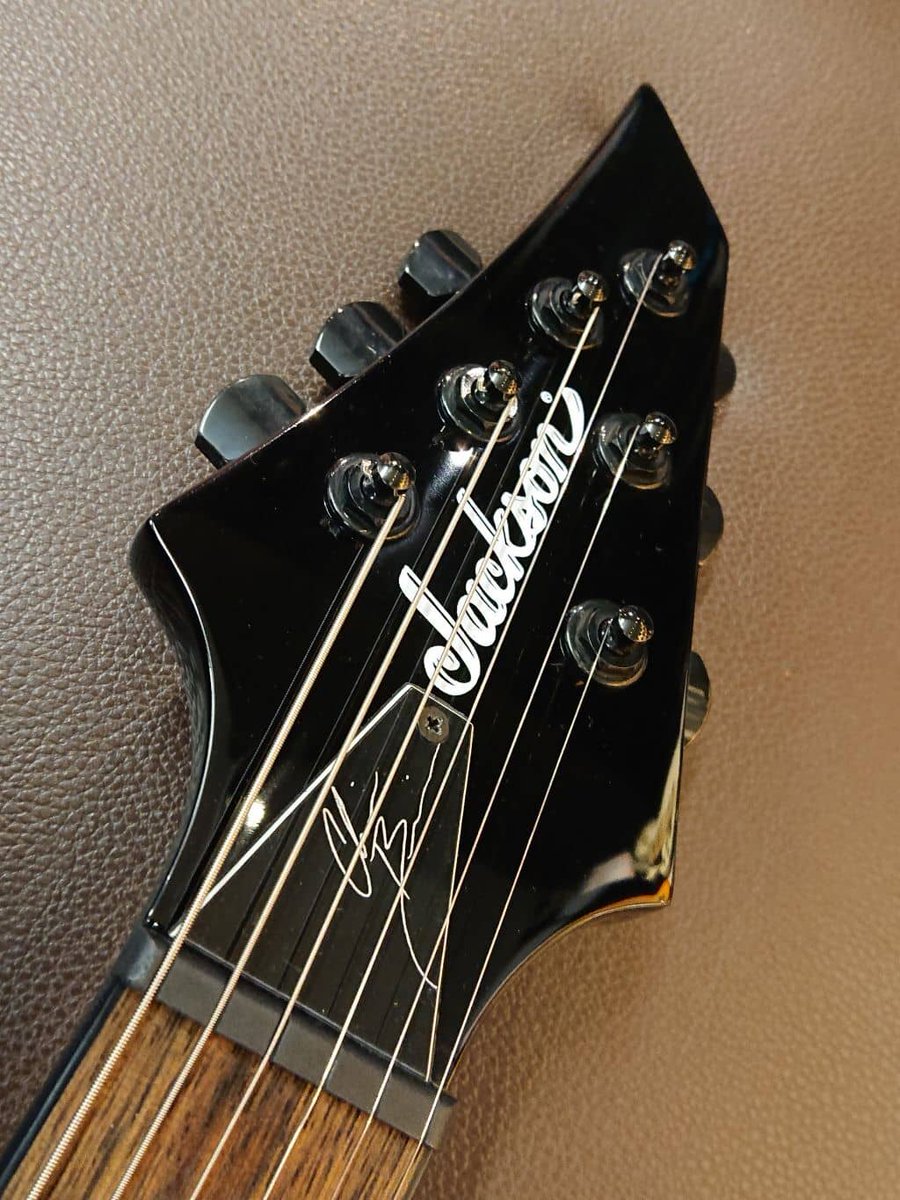 ikebe_reuse_gtr's tweet image. ✍ #イケシブリユース #スタッフレビュー 🎶
♡呼ばれてなくてもグイグイ来るおじさんとはーーー!
今回は #Jackson より
Pro Series Chris Broderick HT6 (Black)
のご紹介です👀
✅ikebe-gakki.com/Form/StaffStar…
#エレキギター #イケベ #渋谷